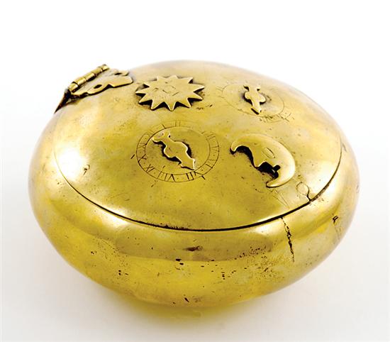 Unusual English brass tobacco box 135bc9