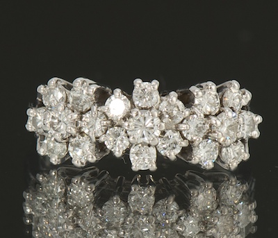 A Ladies Diamond Cluster Ring 133ac4