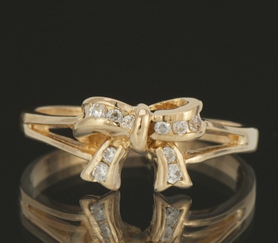 A Ladies Dainty Diamond Bow Ring 133ac5