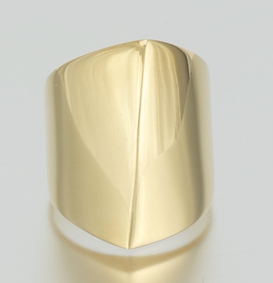 A Ladies 18k Gold Ring 18k yellow gold
