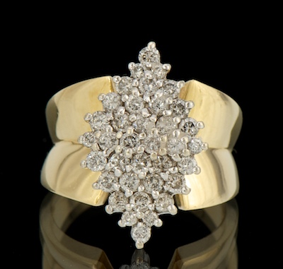 A Ladies Diamond Cluster Ring 133b66