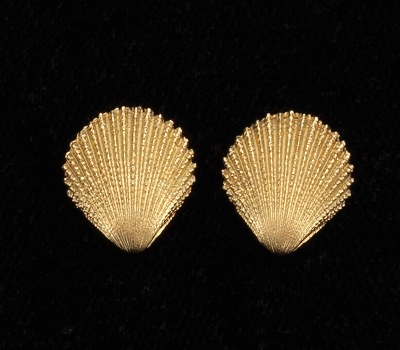 A Pair of Gold Shell Earrings 14k 133b9b