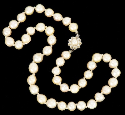 A Ladies' Pearl Necklace with Gold