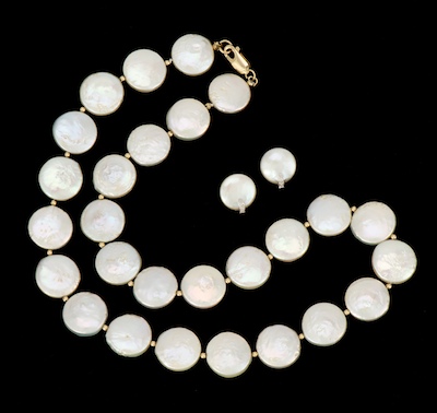 A Ladies Button Pearl Earrings 133bb8