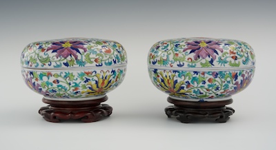 A Pair of Covered Bowls Mark of 133fe7