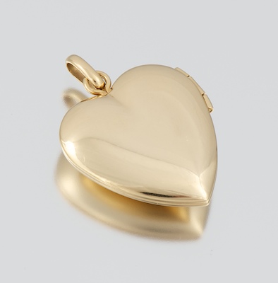 A Ladies Gold Heart Locket Stamped 1340d3