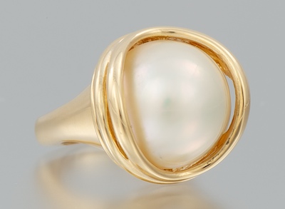 A Ladies Mabe Pearl Ring 14k yellow 134122