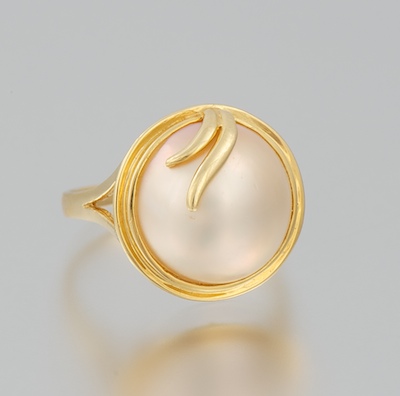 A Ladies Mabe Pearl Ring 14k yellow 134162