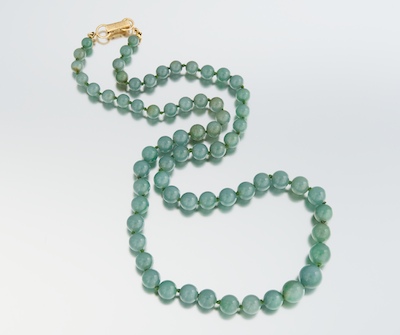 A Jade Bead Necklace with Gold 1341fb