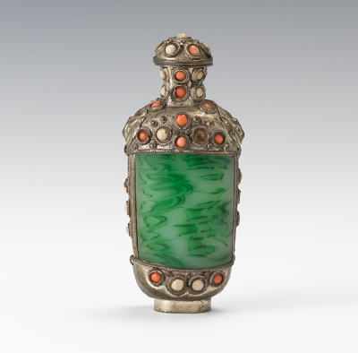 A Chinese Green Mottled Glass Snuff