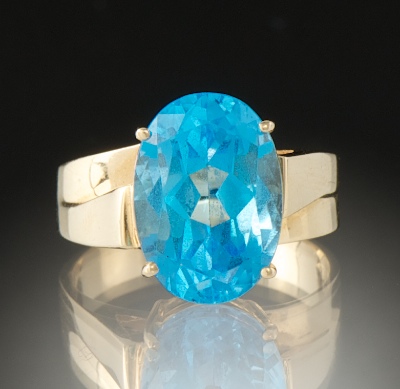 A Ladies Blue Topaz Ring 14k yellow 134606