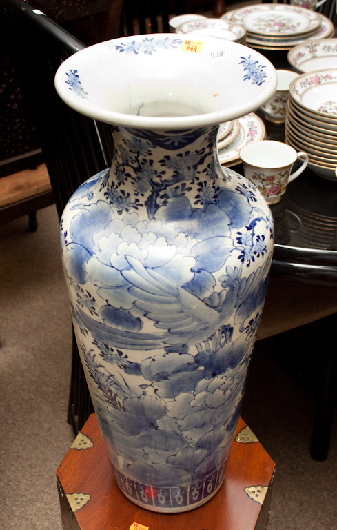 Japanese Arita porcelain vase Estimate 13711a