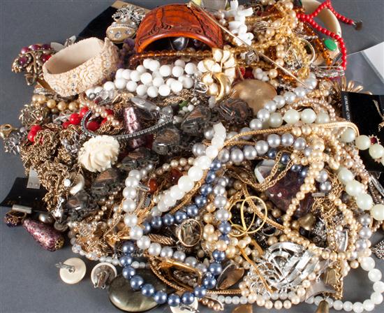 Assorted costume jewelry including 1373c8