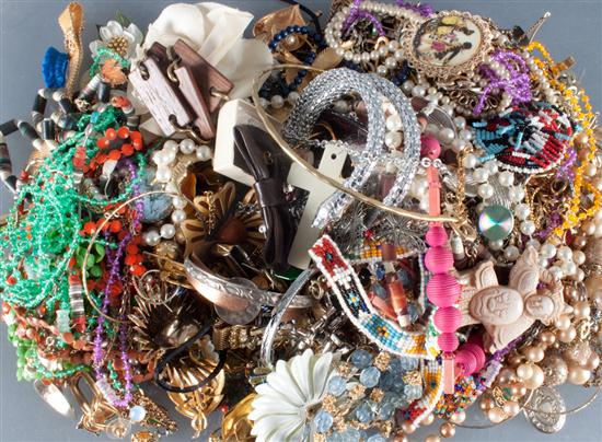 Assorted costume jewelry including  1373c4
