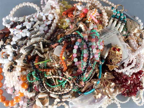 Large assortment of costume jewelry 1373c5