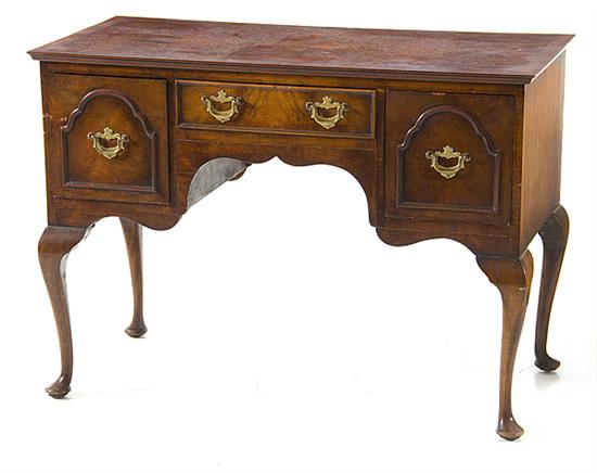 Chippendale style walnut lowboy 1376e1