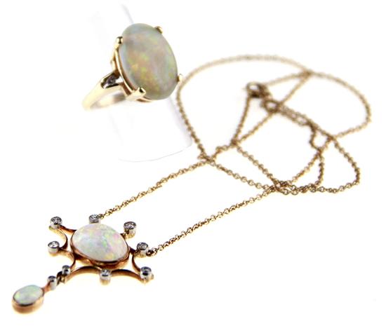 Cabochon opal and gold pendent 1378ec