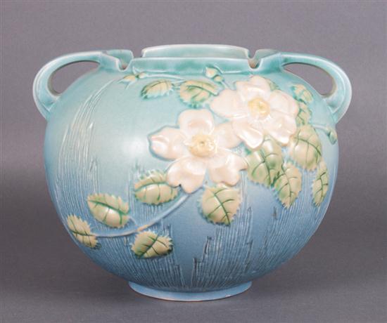 Roseville pottery vase in the White 1385a6