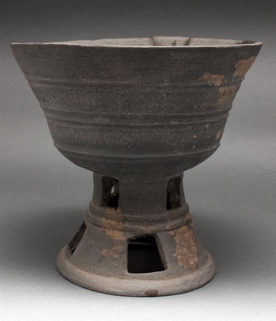 Korean earthenware pedestal bowl 1361c4