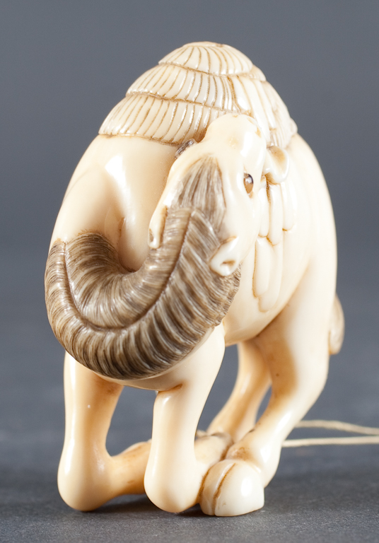 Japanese carved ivory netsuke  1361e3