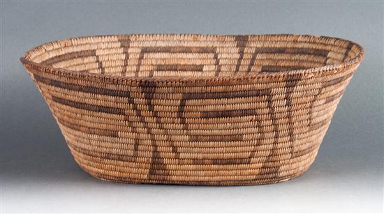 Native American woven grass basket 136e21