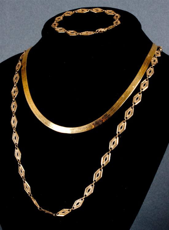 Assorted gold jewelry 1) 14K yellow