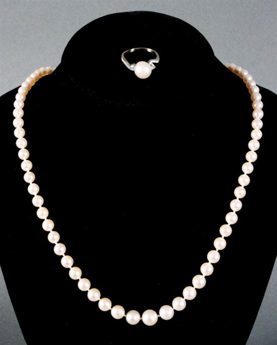 Lady's cultured pearl necklace;