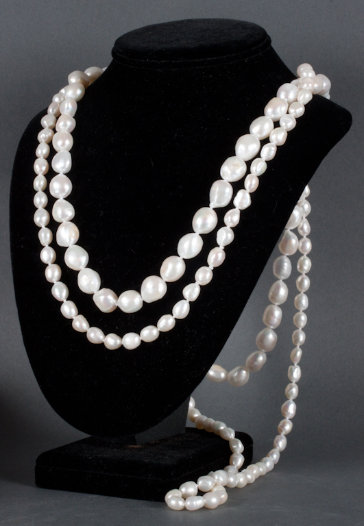 Two cultured pearl necklaces 1)