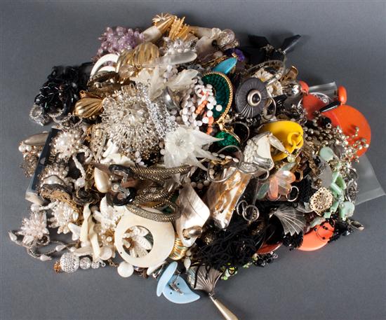 Large assortment of costume jewelry 139f2e