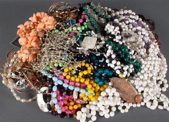 Large assortment of costume jewelry 139f32