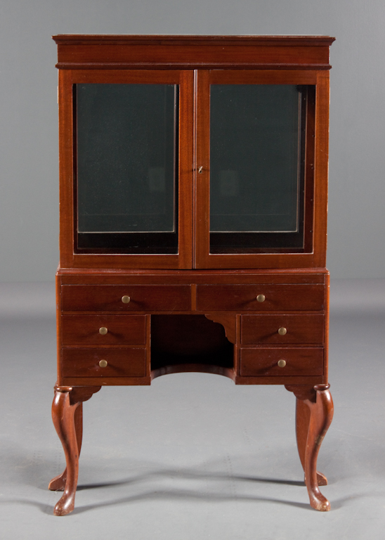Queen Anne style mahogany diminutive