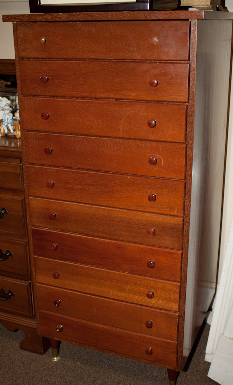 Modern mahogany chest of drawers