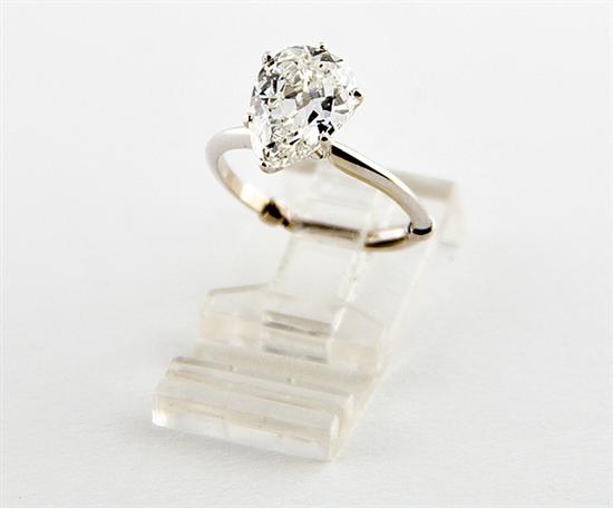 Diamond engagement ring pear-shape