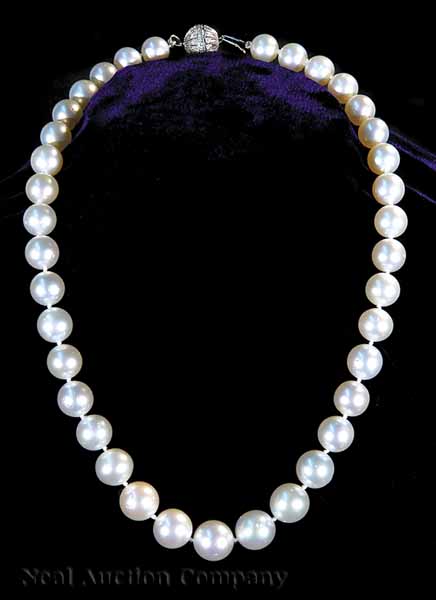 A White South Sea Pearl Necklace 13ae53