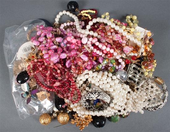 Large assortment of costume jewelry 138e06