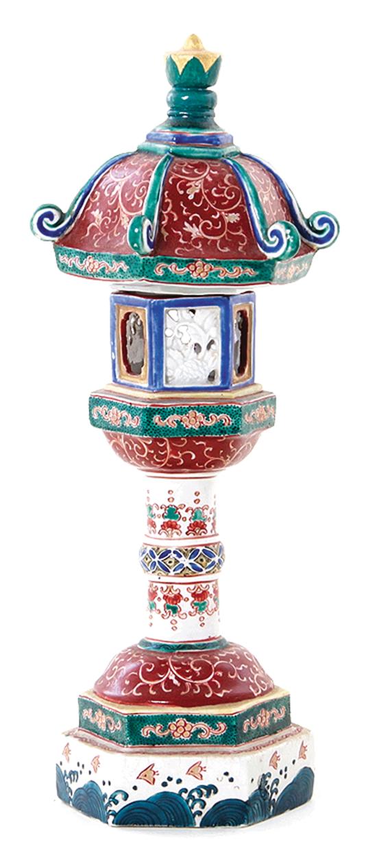 Japanese Imari-decorated table