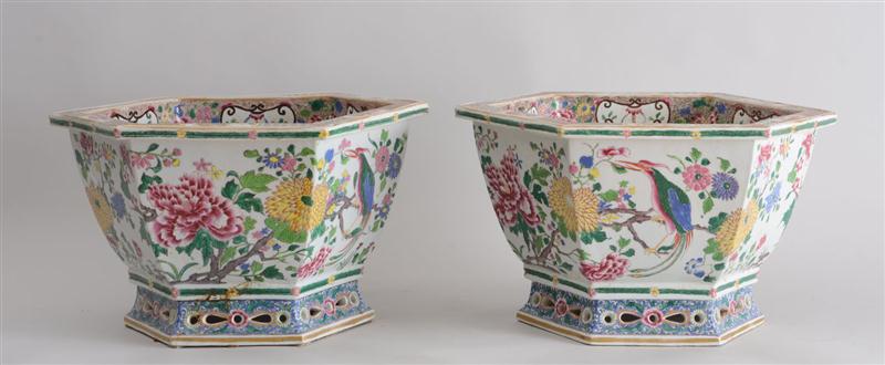 PAIR OF CHINESE FAMILLE ROSE  13cca7