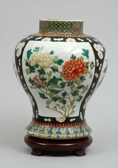 CHINESE PORCELAIN COVERED JAR ON