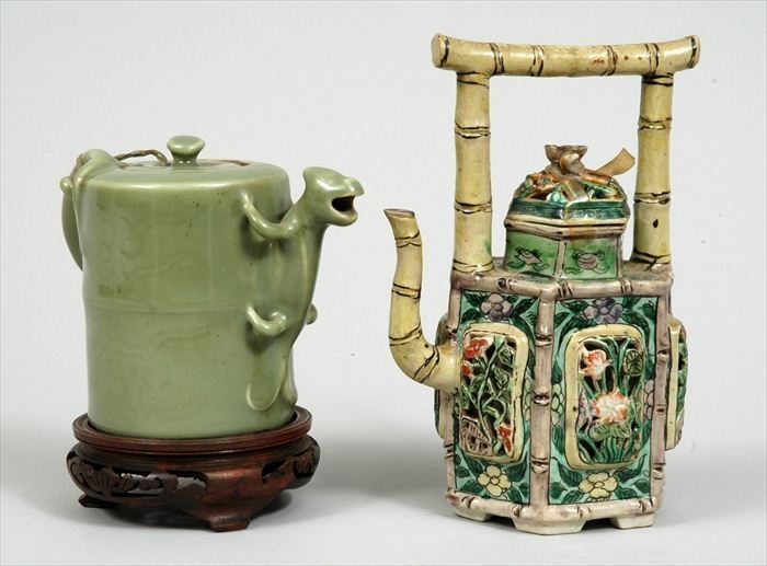 CHINESE FAMILLE VERTE PORCELAIN TEAPOT