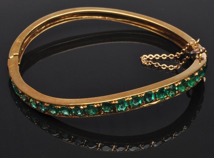 GOLD AND EMERALD BANGLE BRACELET 13f188