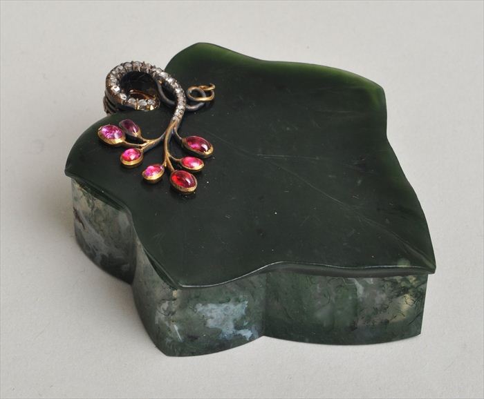 SMALL NEPHRITE AND JEWELED BOX The hinged