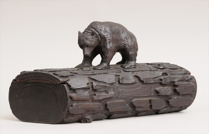 BLACK FOREST CARVED PINE BEAR ON A LOG 13f208