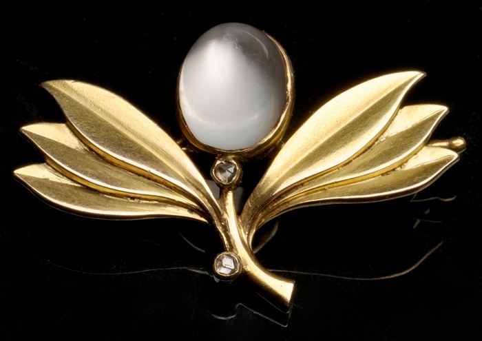 FABERGE GOLD AND MOONSTONE BROOCH