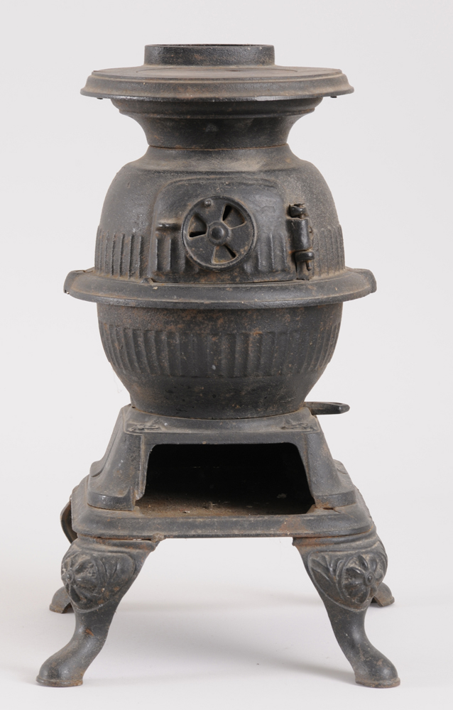 AMERICAN CAST IRON MODEL OF A POT 13f4b3