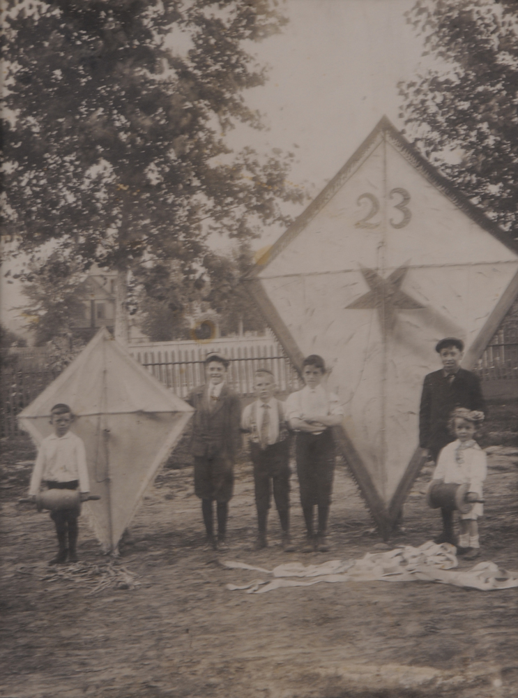 UNKNOWN C.1900: YOUNG KITE FLYERS