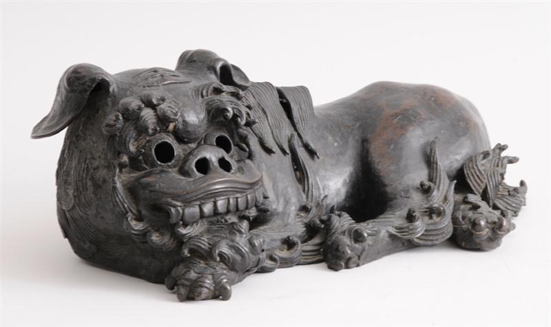 CHINESE BRONZE FIGURE OF A RECUMBENT 13f6df