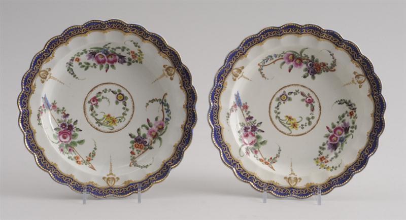 PAIR OF WORCESTER BLUE GROUND PLATES 13f77a