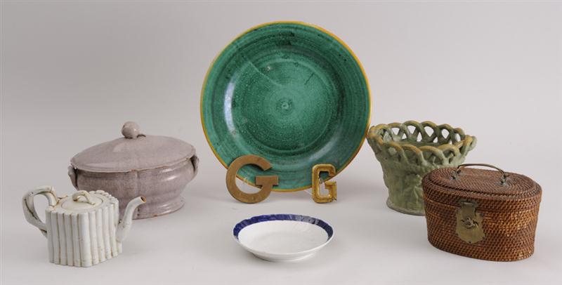 GROUP OF POTTERY ARTICLES Comprising