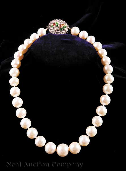 A Necklace of Very Fine Cream White 13fbe5