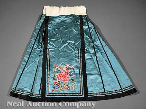 A Chinese Embroidered Silk Skirt 13fd00